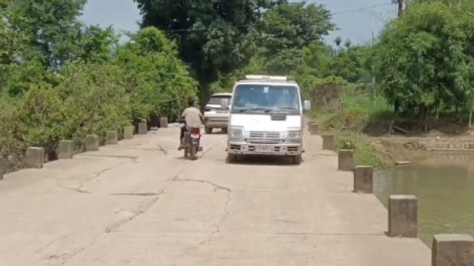 जर्जर पुल से गुजरते वाहन