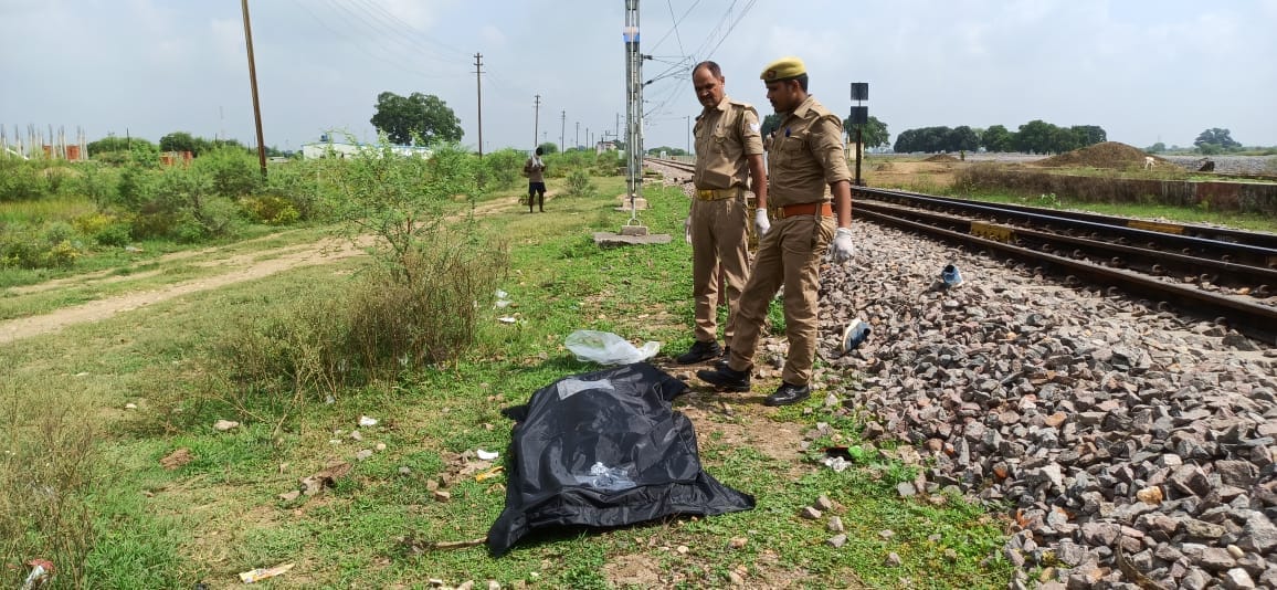 Fitter died after falling from the train, he was traveling while sitting at the gate, GRP sent the body for po