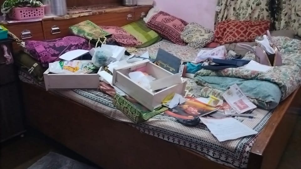 Theft at teacher house in Korba Goods worth lakhs jewelery and cash