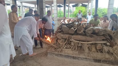 Last rites of former minister Dr. Dinesh Johri were performed in Bareilly