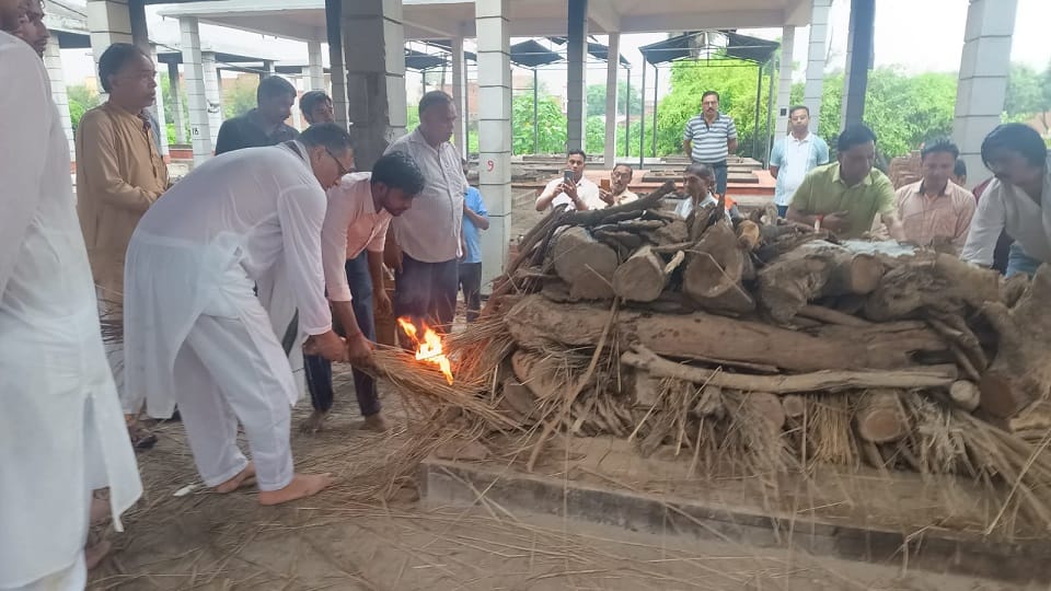 Last rites of former minister Dr. Dinesh Johri were performed in Bareilly