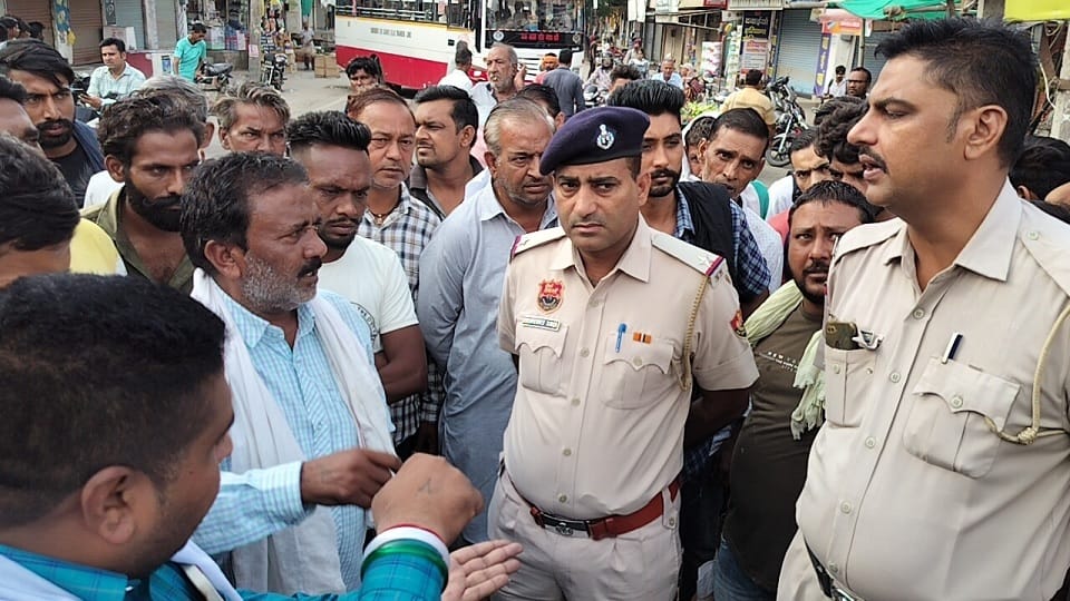 People angry over sewer blockage in Tohana, Fatehabad, blocked Valmiki Chowk and raised slogans