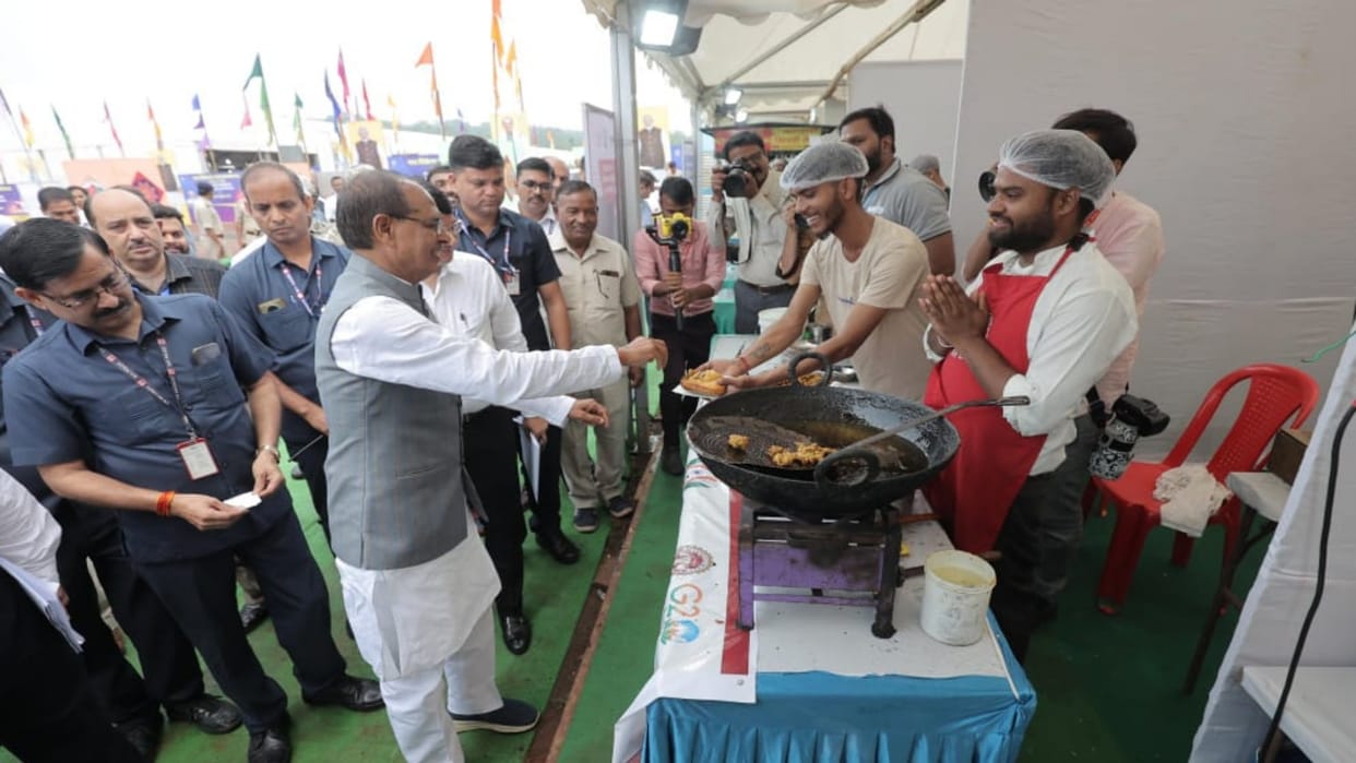 MP CM Shivraj opened box of gifts in street vendors conference ID card will be made for street vendors