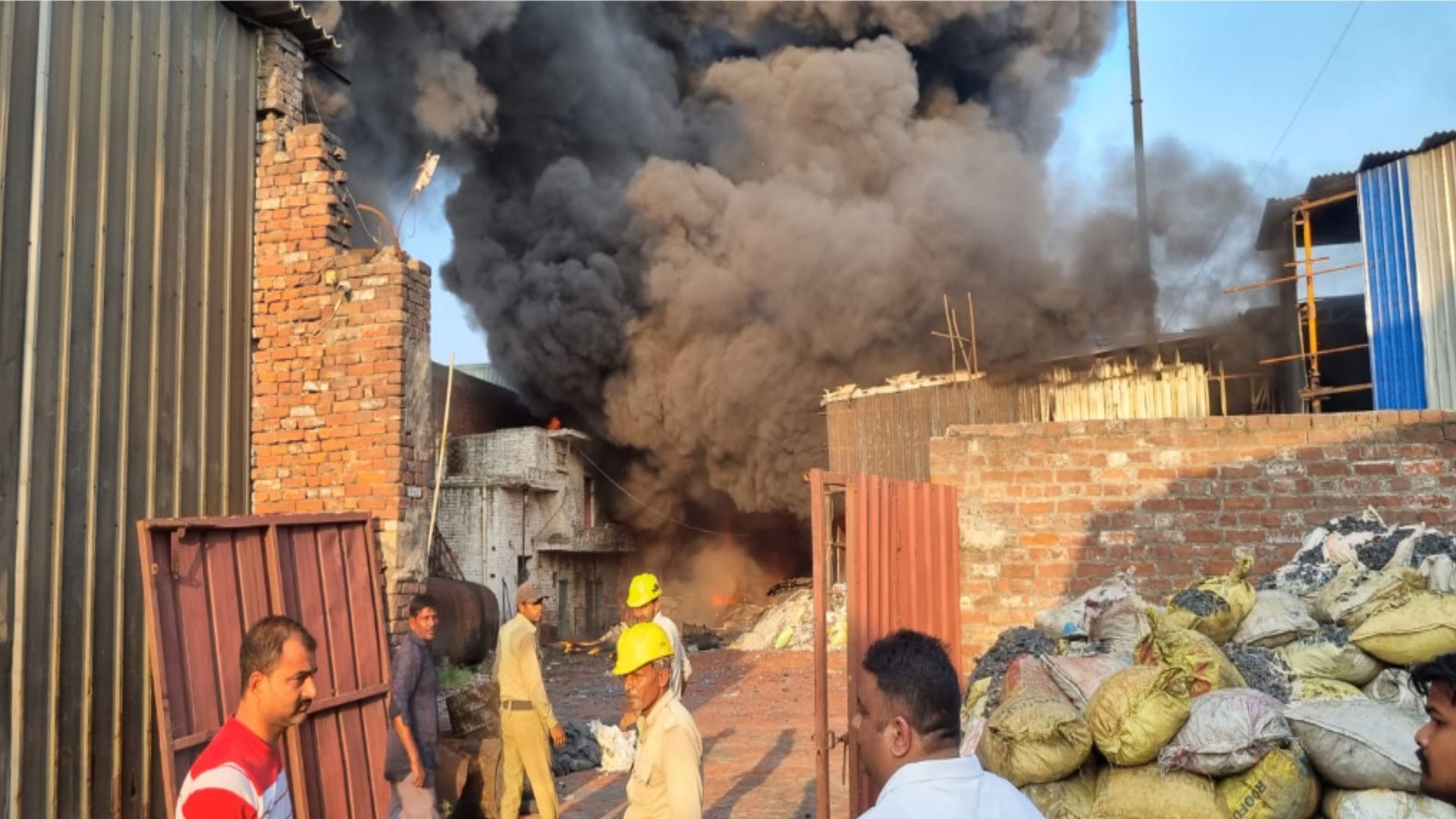 Heavy fire broke out in tire factory in Shamli and peoples were fear, see photos