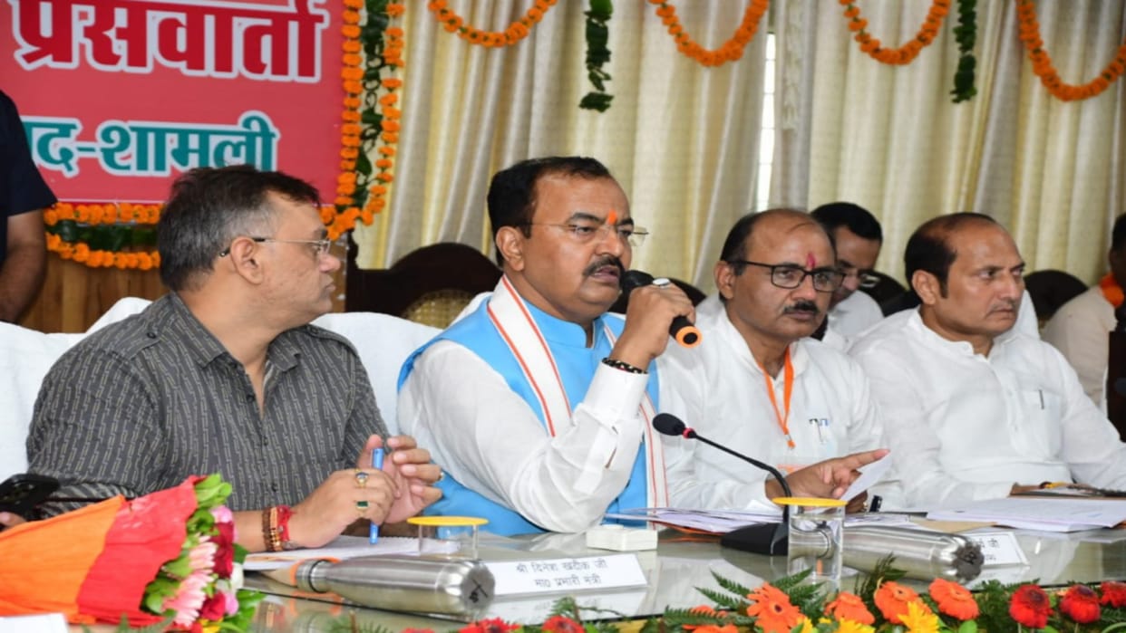Deputy CM Keshav Prasad Maurya instructed officials of all departments to work on time in meeting in Shamli