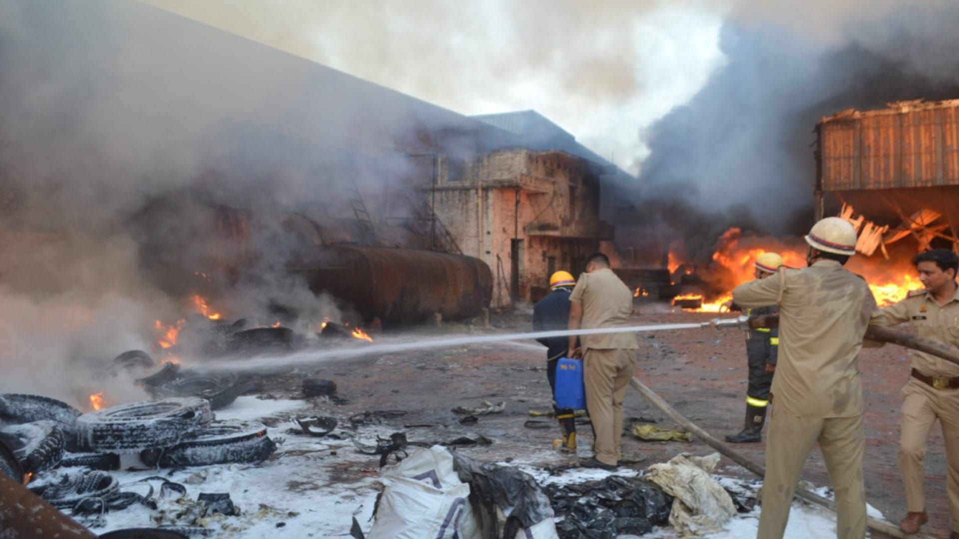 Heavy fire broke out in tire factory in Shamli and peoples were fear, see photos