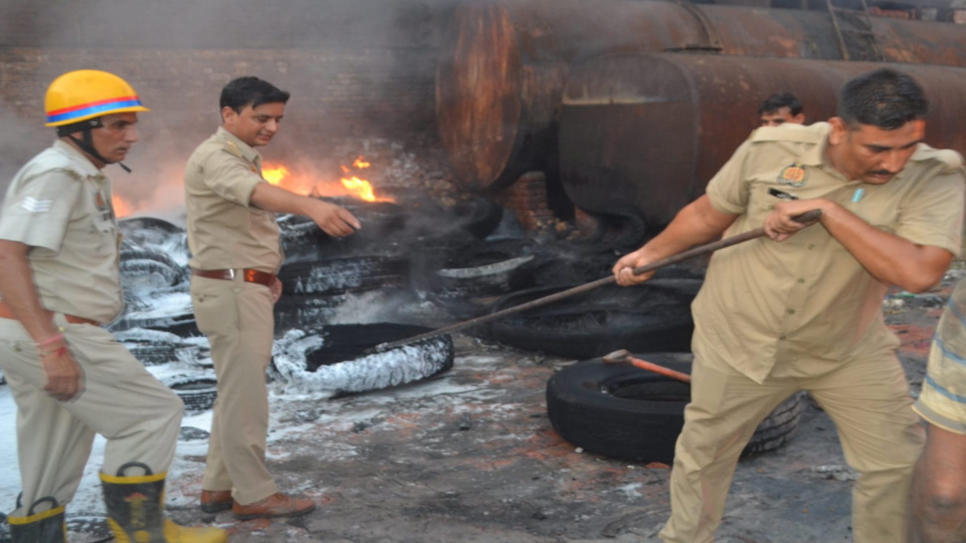 Heavy fire broke out in tire factory in Shamli and peoples were fear, see photos