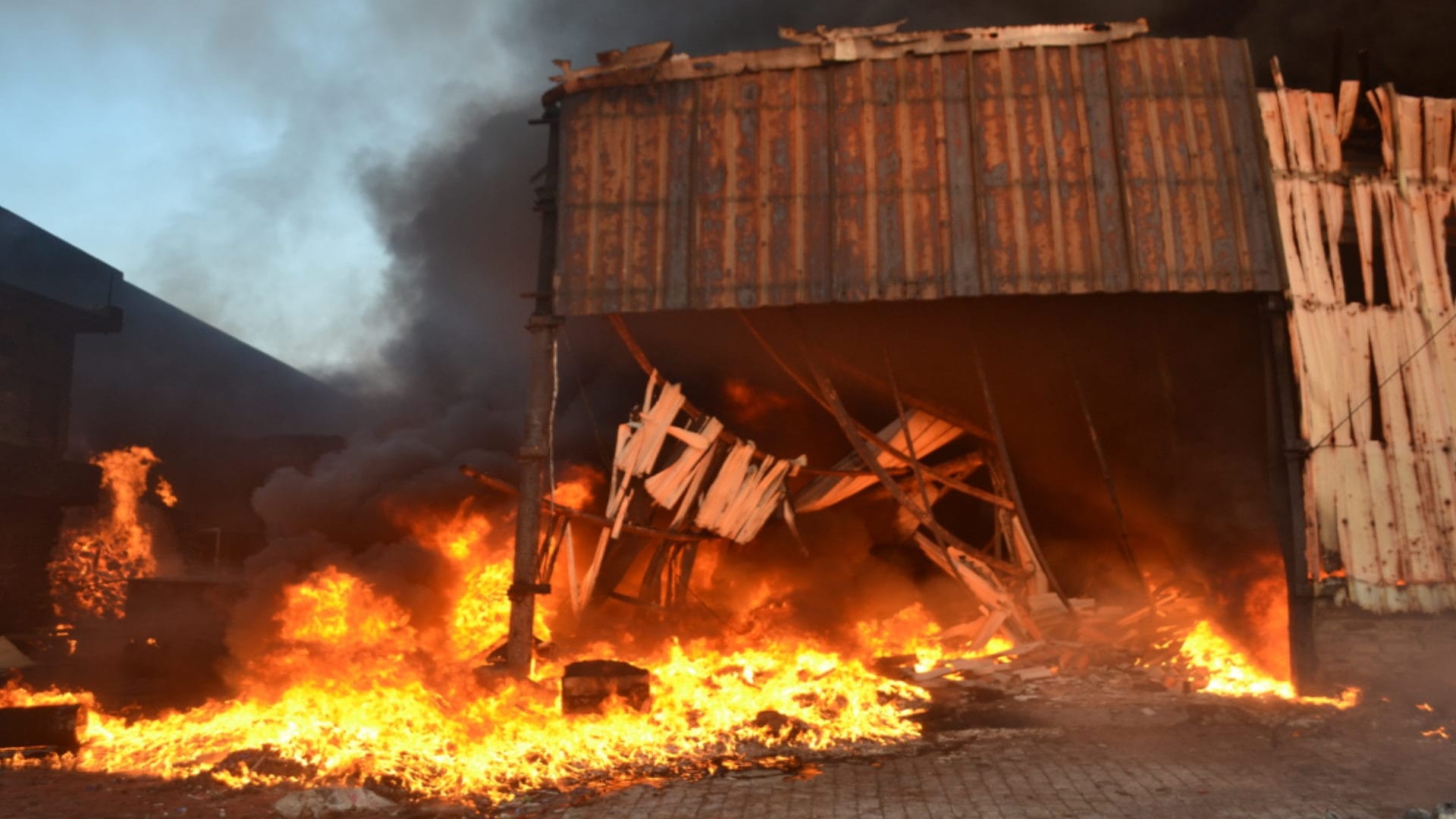 Heavy fire broke out in tire factory in Shamli and peoples were fear, see photos