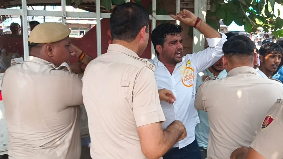 Clash between District Councilor and Police, matter about closing gate of Dadri bus stand