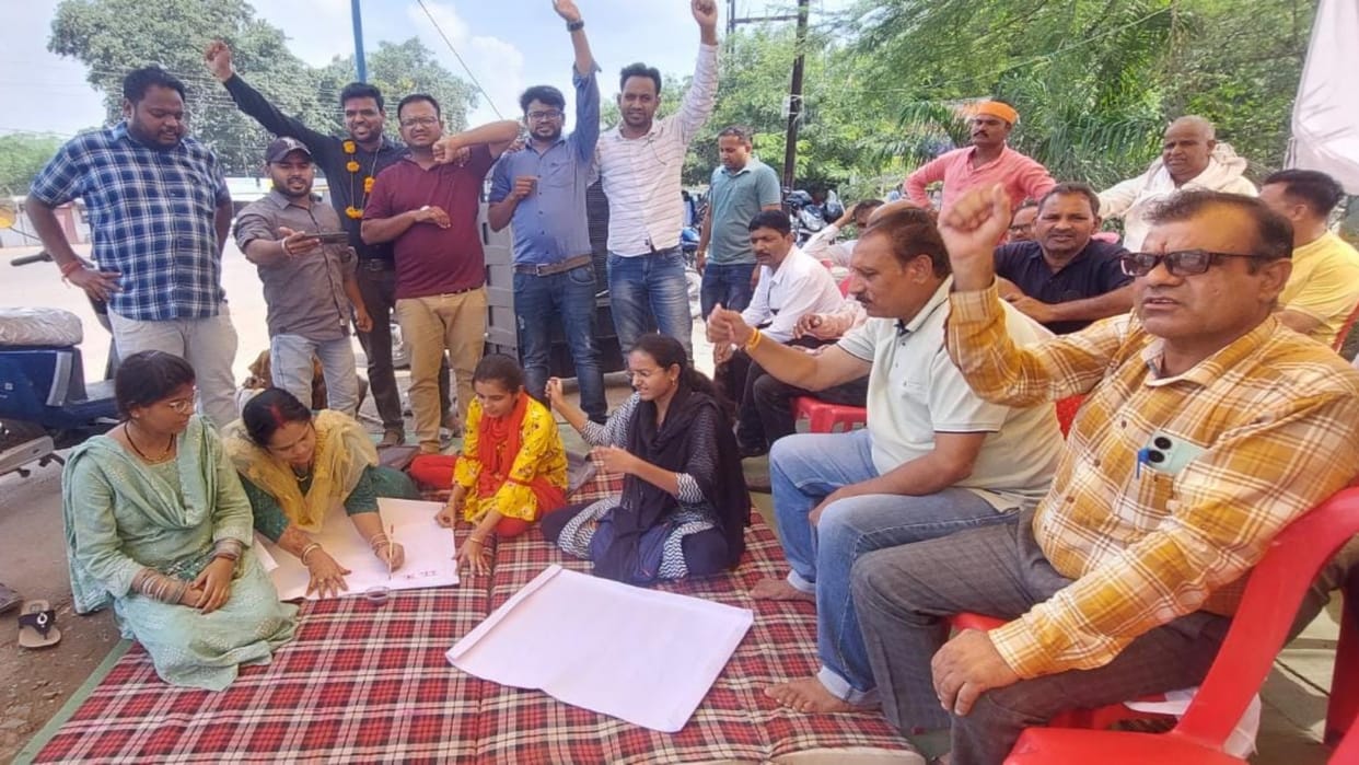 Patwari Strike In Damoh Striking Patwaris wrote a letter to the Chief Minister in blood