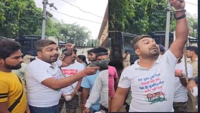 यूट्यूबर के समर्थन में लोग