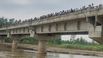 कुंदरकी में इसी पुल से कूदी छात्रा