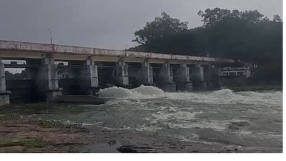 MP News: रात तीन बजे खोला गया भदभदा डैम का एक गेट, 20 साल बाद आया ऐसा अवसर, भोपालवासियों का इंतजार हुआ खत्म MP A gate of Bhadbhada Dam was opened at 3 oclock in the night such an opportunity came after 20 years
