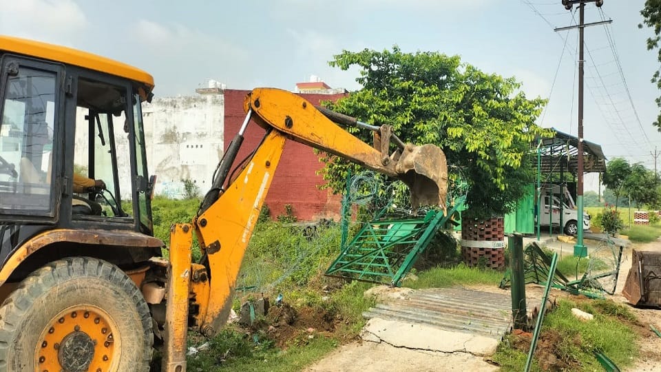 Radhaswami Satsang Sabha bulldozer demolished construction gate installed again