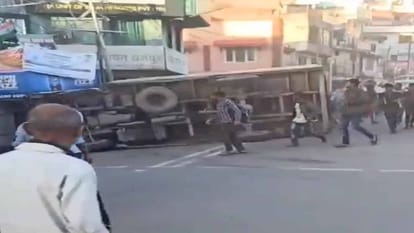 Solan News: कालका-शिमला नेशनल हाईवे पर ट्रक पलटा, चपेट में आने से राहगीर की मौत, दो घायल Uncontrolled truck overturns on Kalka-Shimla National Highway at Dharampur-Subathu Chowk