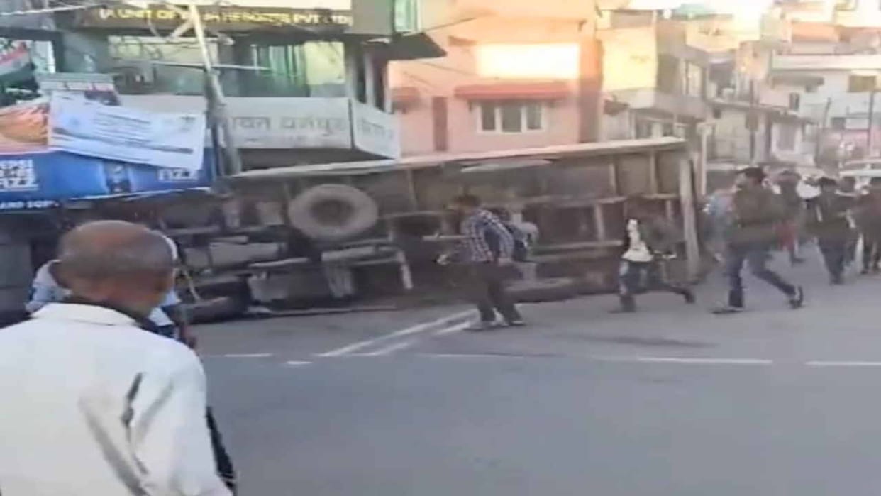 Uncontrolled truck overturns on Kalka-Shimla National Highway at Dharampur-Subathu Chowk