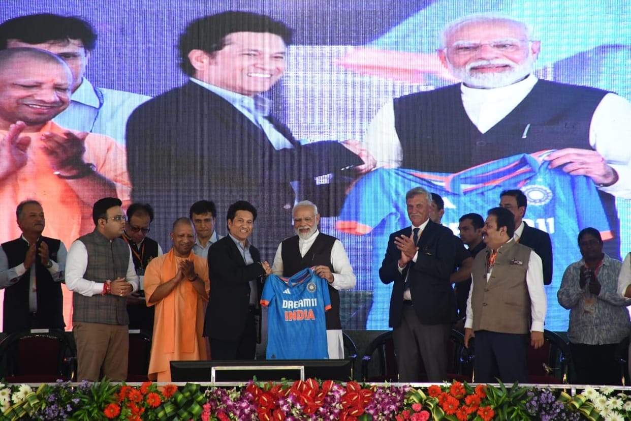 Kashi Cricket Stadium: Sachin Tendulkar Presents Namo Indian Jersey to PM Narendra Modi in Varanasi