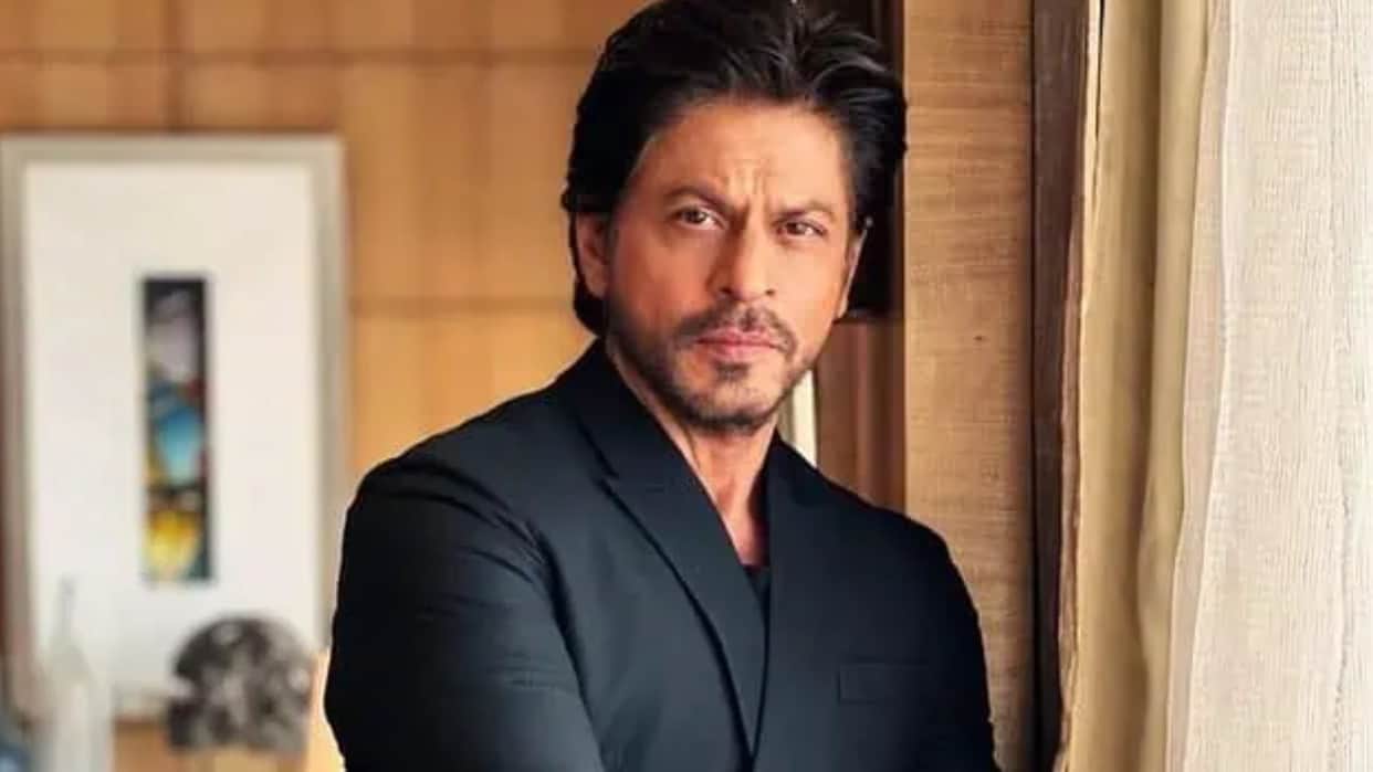 Mumbai Police Arrest 3 People For Stealing Mobile Phones Of Shah Rukh Khan Fans Outside Mannat on his birthday