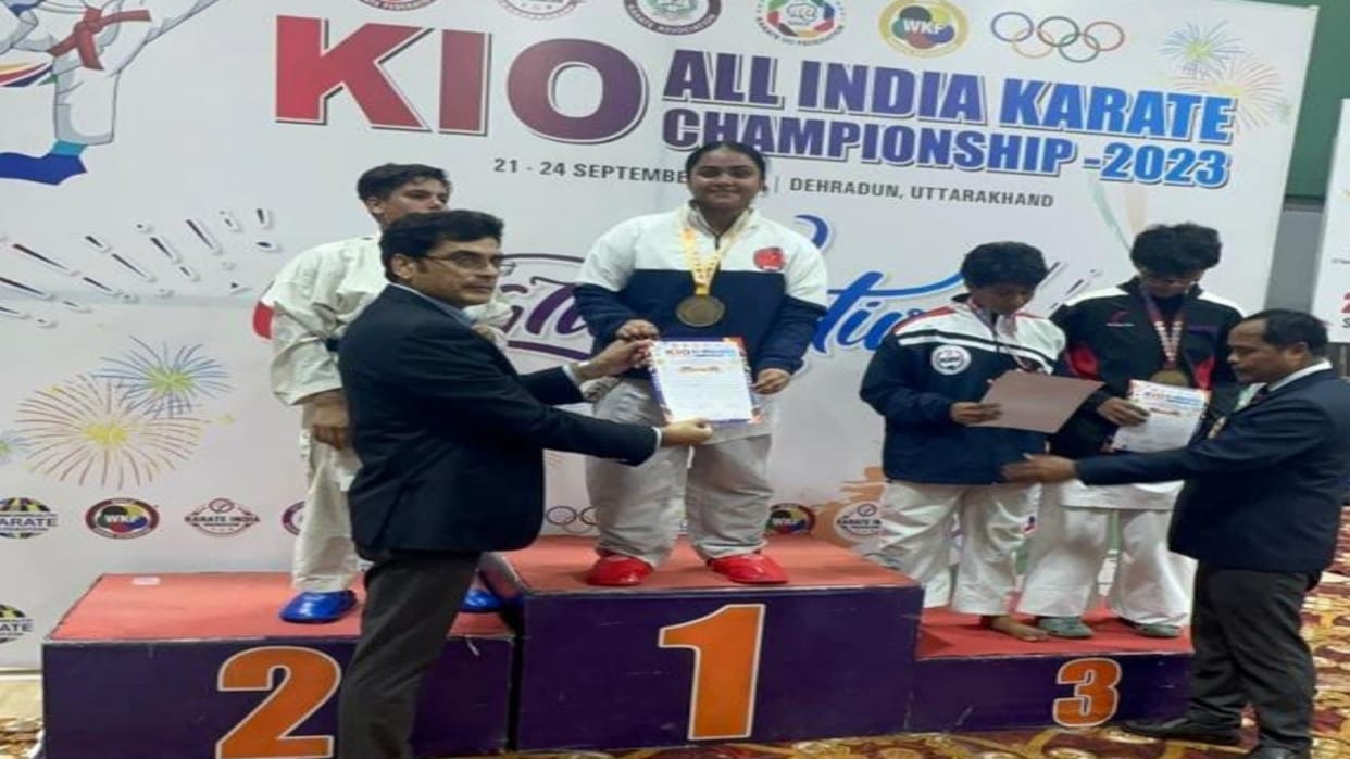 Shahdol daughter won gold medal in karate competition