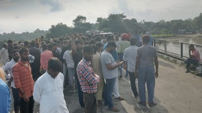 सुल्तानपुर: आमने-सामने टकराईं दो बाइकें, उछलकर 20 मीटर दूर जा गिरे पिता-पुत्र, दोनों की मौके पर ही मौत Two died when two bikes colloid in Baldiray thana kshetra in Sultanpur.