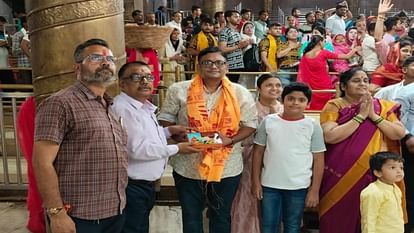 Baba Mahakal: महाराष्ट्र के भक्त ने बाबा महाकाल को चढ़ाया दो किलो 300 ग्राम चांदी का मुकुट Ujjain Hyderabad devotee offered 2 kg 300 gram silver crown to Baba Mahakal