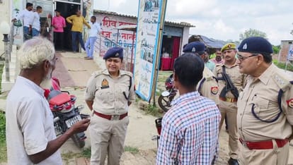 भदोही: फूल तोड़कर घर लौट रही किशोरी के अपहरण का प्रयास, वनवासियों ने दौड़ाया तो भागे बदमाश Attempt to kidnap girl who returning home after plucking flowers in bhadohi miscreants ran away