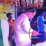 पिस्तौल में गोली भरता हुआ शख्स