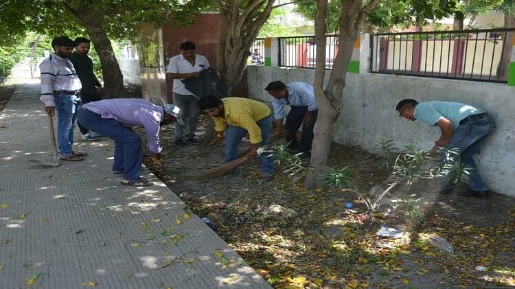 आओ पार्क संवारे: सुबह 6 बजे पार्क में पहुंचे लोग, साफ-सफाई, पौधरोपण कर दिया श्रमदान, कांशीराम पार्क संवारा