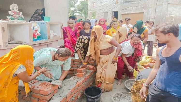 हाथरस: मंदिर पुनर्निर्माण पर विवाद, हंगामा और पुलिस से नोंकझोंक, फिलहाल रुकवाया काम, थाने पर जमा हुई भीड़