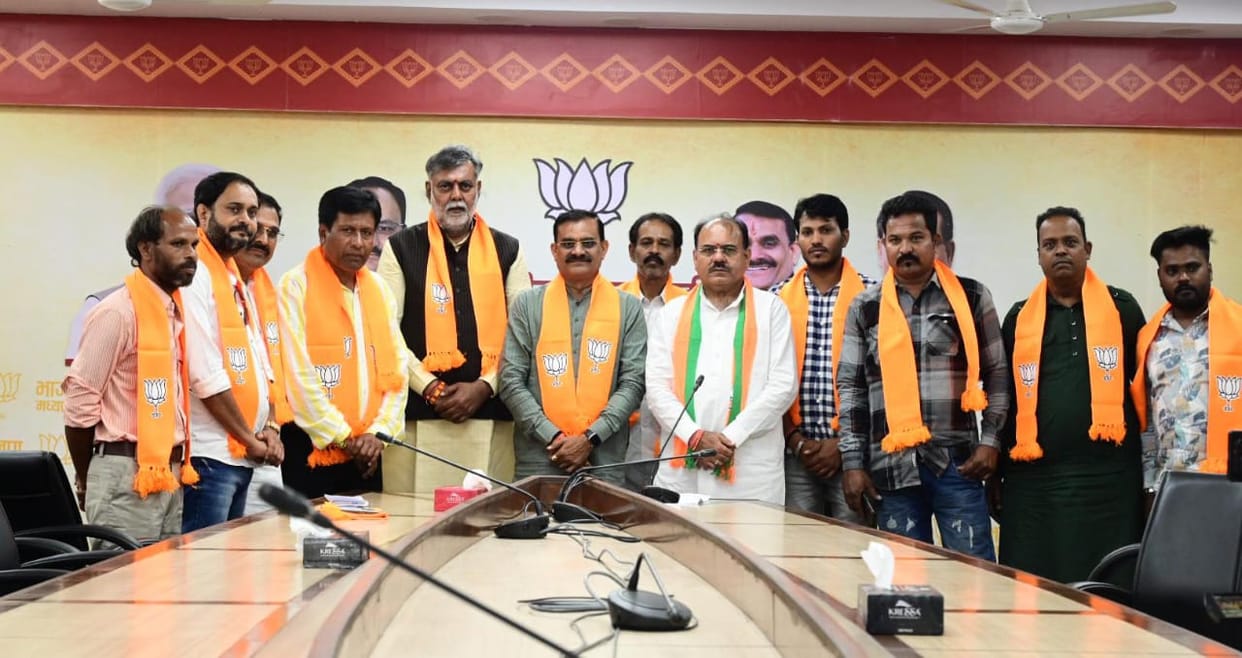 MP News: Aam Aadmi Party and Congress leaders join BJP, AAP says - calling fake people as officials