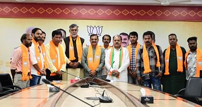 MP News: आम आदमी पार्टी और कांग्रेस के नेता भाजपा में शामिल हुए, आप बोली- फर्जी लोगों को पदाधिकारी बता रहें MP News: Aam Aadmi Party and Congress leaders join BJP, AAP says - calling fake people as officials