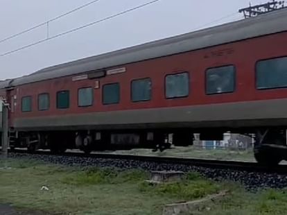 Accident saved by pilot through emergency break in New Delhi Guwahati Rajdhani Express train in bihar news
