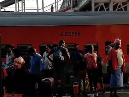 Accident saved by pilot through emergency break in New Delhi Guwahati Rajdhani Express train in bihar news