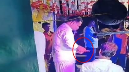 Accused of murder was seen loading a pistol at a birthday party in Samastipur, video went viral