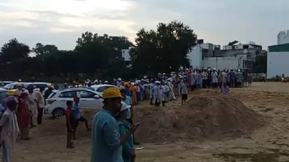 Satsangis started pelting stones at police administration team who gone to remove illegal encroachment in Agra