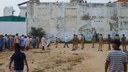 Satsangis started pelting stones at police administration team who gone to remove illegal encroachment in Agra