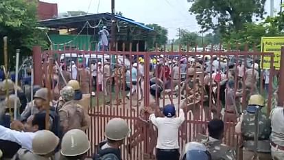 सत्संगी-पुलिस के बीच बवाल मामला: दयालबाग में पसरा रहा सन्नाटा, मोबाइल पर दौड़ती रहीं अफवाहें There was tense silence after ruckus between police and satsangis in Dayalbagh of Agra