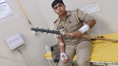 Many policemen injured in attack by satsang of Radha Soami Satsang Sabha in Agra