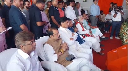 वंदे भारत एक्सप्रेस के शुभारंभ के मौके पर पहुंचे भाजपा के वरीय नेता।