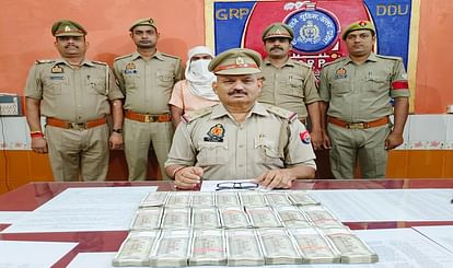 young man was roaming at station carrying bag, so much money came out that policemen kept looking it