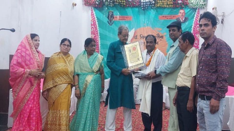 Lyricists Shailendra Madhur and Ajatashatru honored in Dr. Vishnu Saxena song honor ceremony