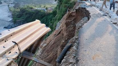 Uttarkashi Two BRO workers fell into the river while working near Gangotri Highway