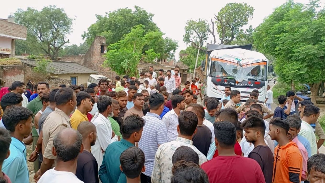 Woman crushed to death by uncontrolled trailer, daughter injured, angry people blocked the road