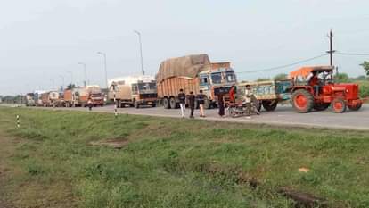 हादसे के बाद ग्रामीणों ने लगाय जाम।