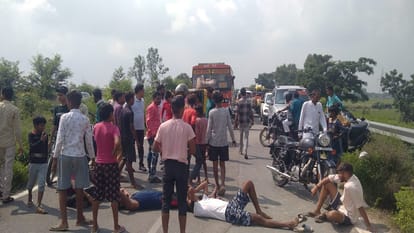 villagers blocked the Badaun Highway after found cattle remains in Bareilly
