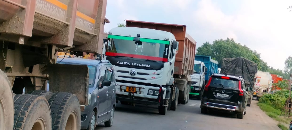 Banda road accident, There was a nine hour jam on the National Highway, Another truck rammed into a parked tru