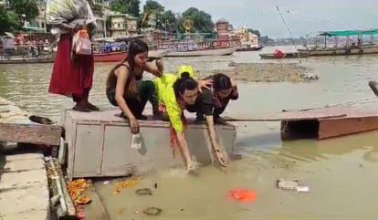 काशी के कलाकार नाराज: जिले में पहला स्थान मिलने पर भी नहीं मिला सम्मान, गंगा में बहाया सर्टिफिकेट Artists of Kashi sansad Cultural Mahotsav Not honored even after getting first place, certificate thrown