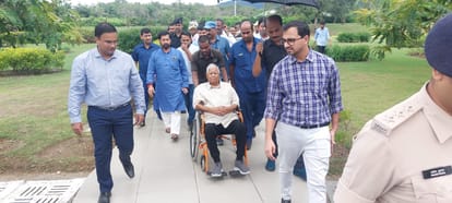 Bihar News: Lalu Prasad Yadav reached Rajgir for zoo safari, also paid tribute to Lord Buddha, Nalanda News