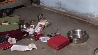 Theft in former UP Deputy CM sister's house in Malihabad.