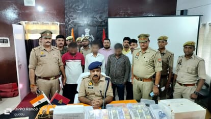 मऊ में फेक करेंसी रैकेट का भंडाफोड़: 14 लाख के नकली नोट के साथ तीन शातिर गिरफ्तार, प्रिंटिंग मशीन बरामद Fake currency racket busted in Mau: Three criminals arrested with fake currency of Rs 14 lakh, printing machin